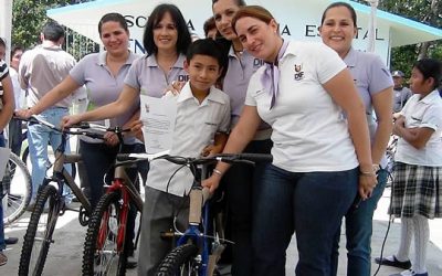 Entrega DIF Tuxpan 44 bicicletas a alumnos con excelencia educativa en Las Pasas.