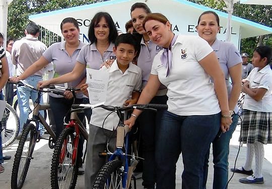 Entrega DIF Tuxpan 44 bicicletas a alumnos con excelencia educativa en Las Pasas.