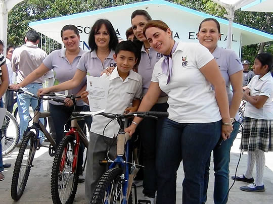 Entrega DIF Tuxpan 44 bicicletas a alumnos con excelencia educativa en Las Pasas.