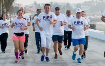 Inicia Pipo su onceavo día de campaña corriendo en el Boulevard de Boca del Río