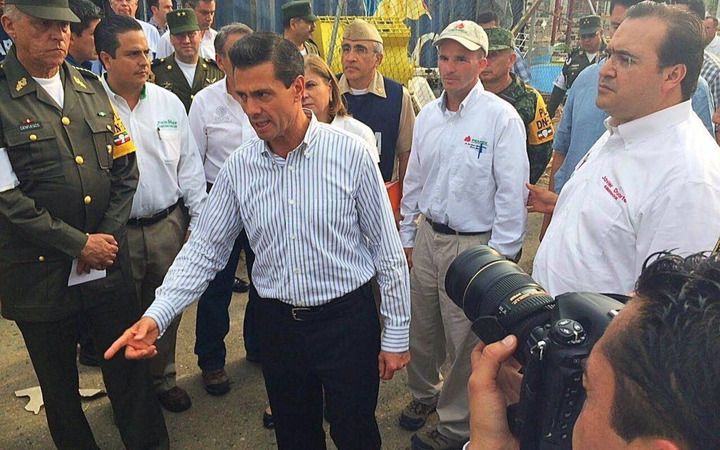 Recorren Presidente de la República y Gobernador la zona siniestrada de Coatzacoalcos