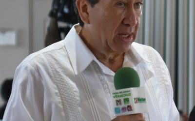 Anuncia Héctor Yunes que útiles y uniformes en educación básica serán a cuenta de su gobierno