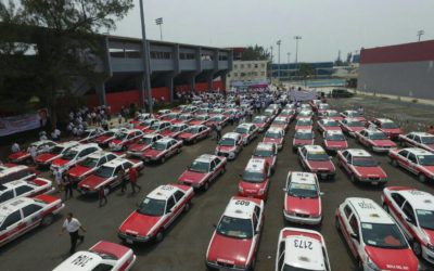 Anuncia Héctor Yunes Landa apoyos y entrega de créditos para vivienda a taxistas