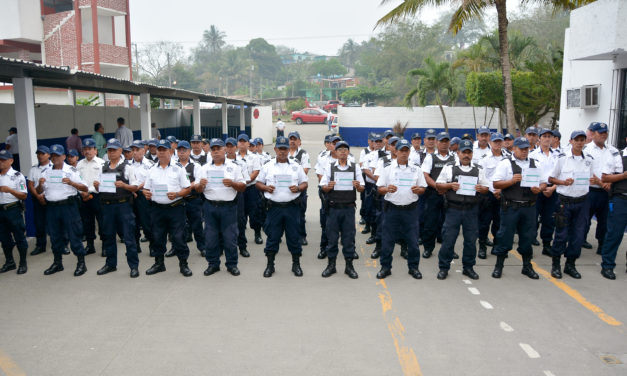 ENTREGAN CERTIFICADOS DE BACHILLER A POLICÍAS MUNICIPALES
