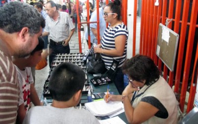 REALIZAN CAMPAÑA DE SALUD VISUAL EN EL MERCADO MUNICIPAL