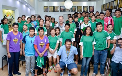ATLETAS TUXPEÑOS RECIBEN UNIFORMES