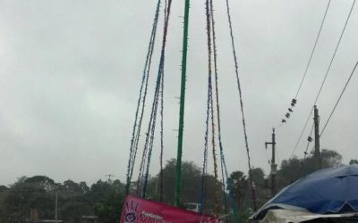 FUNDACIÓN MAEMAR COLOCA ÁRBOL DE NAVIDAD TERCERMUNDISTA EN LA CALLE LAZARO CÁRDENAS ESQUINA CARRETERA FEDERAL.