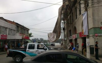 CAE LA MEGA-LONA DEL AYUNTAMIENTO TRAS EL POCO VIENTO QUE NOS TRAJO EL NORTE.