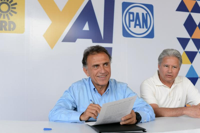 Firma Miguel Ángel Yunes Linares ante notario público sus 10 compromisos para mejorar la salud de los veracruzanos