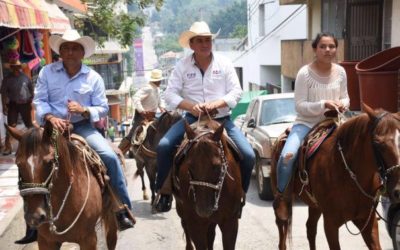 Pipo Vázquez llega a caballo hasta el parque central de Tantoyuca