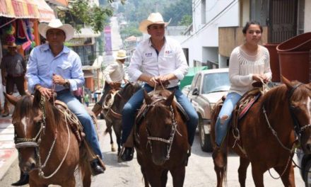 Pipo Vázquez llega a caballo hasta el parque central de Tantoyuca