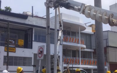 Retiran postes CFE en mal estado