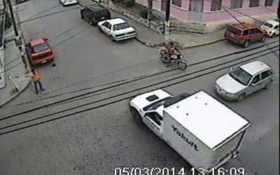 CHOQUE EN REVOLUCIÓN Y MADERO CAPTADO POR CÁMARA DE SEGURIDAD DE PETER DOG