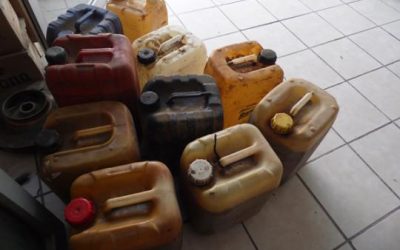 EMPLEADOS DE LIMPIA PUBLICA ORDEÑAN EL DIESEL DEL CAMIÓN DE LA BASURA