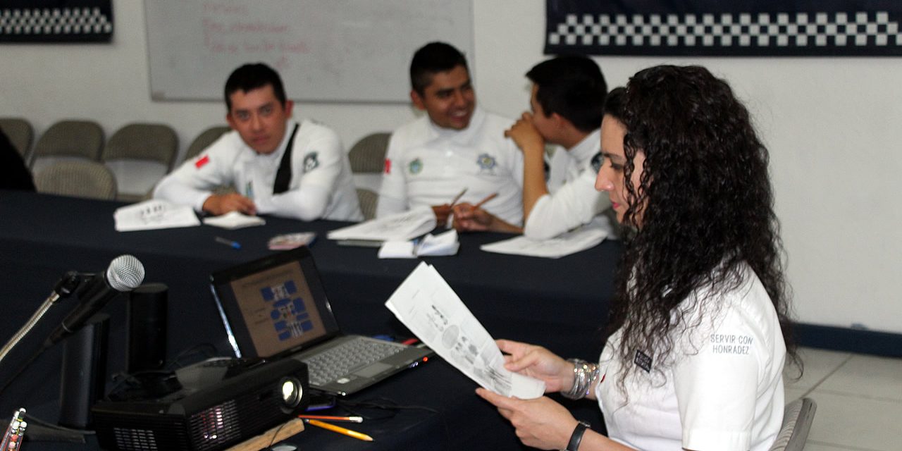 Imparten clases de Inglés a policías estatales