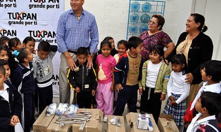 Entrega ASR computadoras y la rehabilitación de una nueva escuela en la comunidad de Alto Lucero en Tuxpan