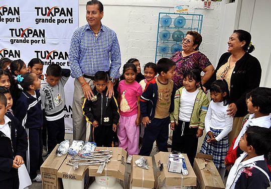 Entrega ASR computadoras y la rehabilitación de una nueva escuela en la comunidad de Alto Lucero en Tuxpan