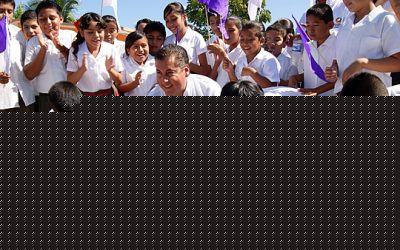 Continúa la construcción de más domos y entrega de apoyos a escuelas de Tuxpan
