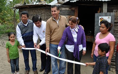 Entrega gobierno y DIF Tuxpan, pisos de cemento y bicicletas a habitantes del ejido Barra de Galindo