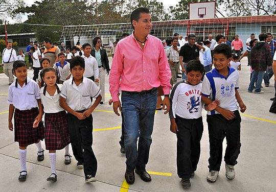 Inaugura ASR cancha de usos múltiples en primaria de la comunidad de Higueral