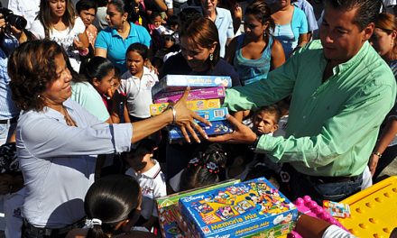 Continúa ASR entregando apoyos a la educación en Tuxpan