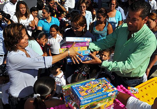 Continúa ASR entregando apoyos a la educación en Tuxpan