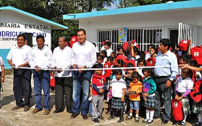 Inaugura ASR 4 aulas, sanitarios nuevos y coloca el piso para la cocina comunitaria en la Comunidad de Las Pasas
