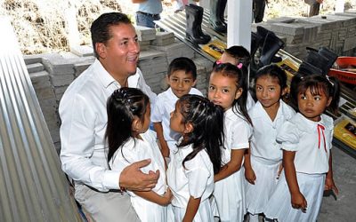 Techos, pisos de cemento y computadoras para Loma Alta