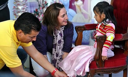 El Gobierno y el DIF Tuxpan inician la entrega de mil pares de zapatos a niñas de escasos recursos