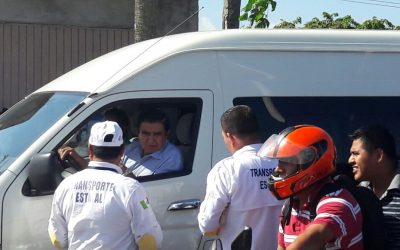 Taxistas se manifiestan en contra de particular