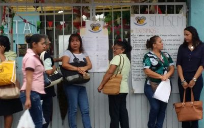 Mediante toma de planteles y bloqueos, docentes exigen a Gobierno Estatal saldar aduedos