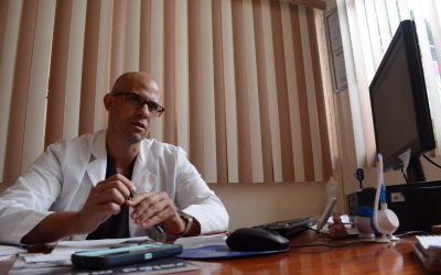 Hablar de suicidio y no hacerlo tabú ayuda a prevenirlo, asegura médico