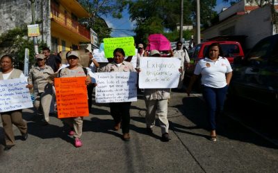 Marchan trabajadores de Vectores, exigen pago inmediato de sus salarios