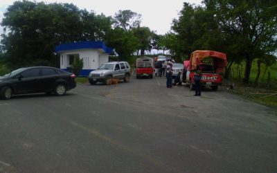 Campesinos bloquean paso a trabajadores de Mota Engil