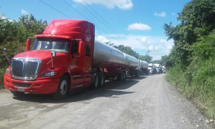 Habitantes de los kilómetros bloquean carretera  Tuxpan-Cazones