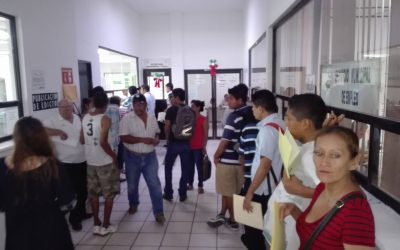 Jóvenes hacen fila para solicitar precartilla, plazo está por vencer