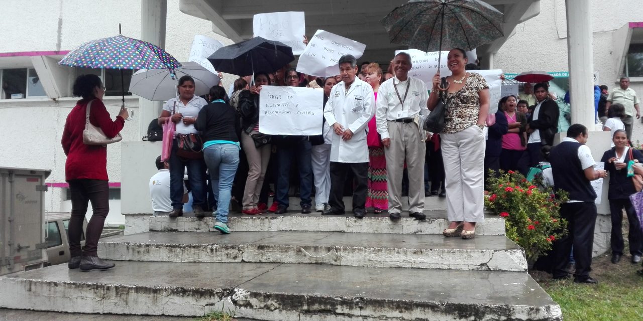 Se manifiestan trabajadores del Sector Salud, marchan por calles de Tuxpan exigiendo su pago