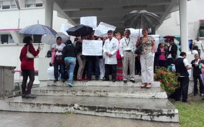 Se manifiestan trabajadores del Sector Salud, marchan por calles de Tuxpan exigiendo su pago