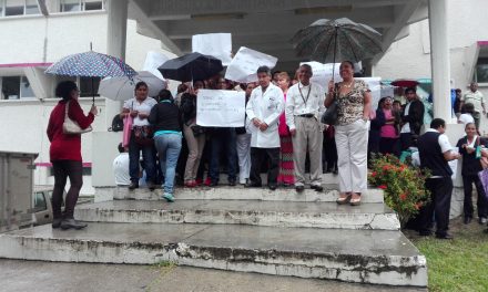 Se manifiestan trabajadores del Sector Salud, marchan por calles de Tuxpan exigiendo su pago