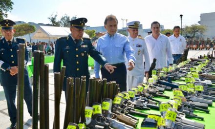 El Gobernador Yunes asiste a la ceremonia de destrucción de armamento decomisado por la SEDENA en Coatzacoalcos
