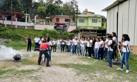 Bomberos y PC del Ayuntamiento de Tuxpan Brindan Capacitación a Estudiantes