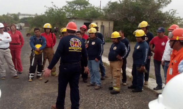 Capacitan a personal de Bomberos