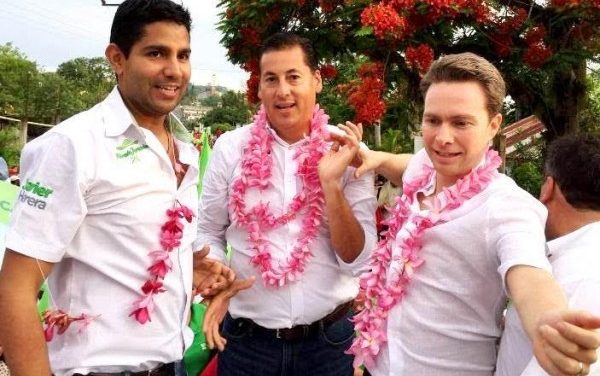 Los tres de la bella unión: rosa, clavel y botón