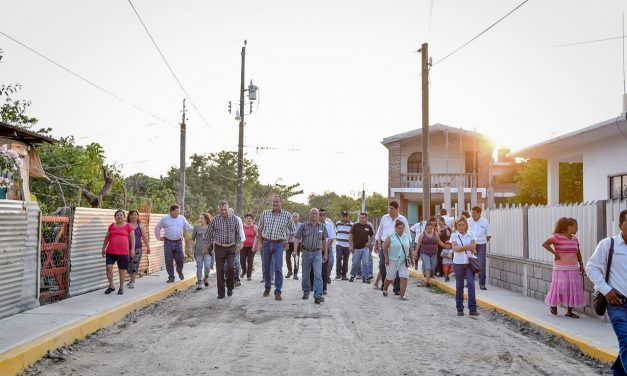 AUTORIDADES DEL AYUNTAMIENTO DE TUXPAN ENTREGAN OBRAS EN FECAPOMEX Y EN LA CALZADA