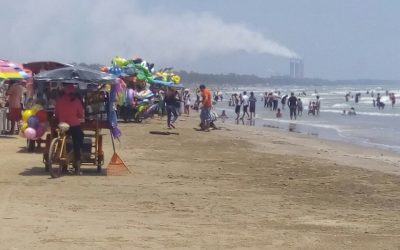 Regulan a vendedores ambulantes en zona de playa