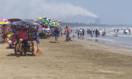 Regulan a vendedores ambulantes en zona de playa