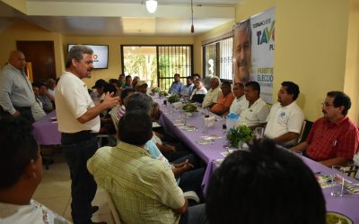 Se reune Tavo Greer con grupos de constructores, citricultores y deportistas.