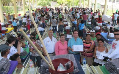 Entregan apoyos a familias damnificadas por el paso del FF#49