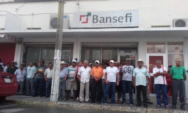 Banco retiene dinero a pescadores de Tuxpan