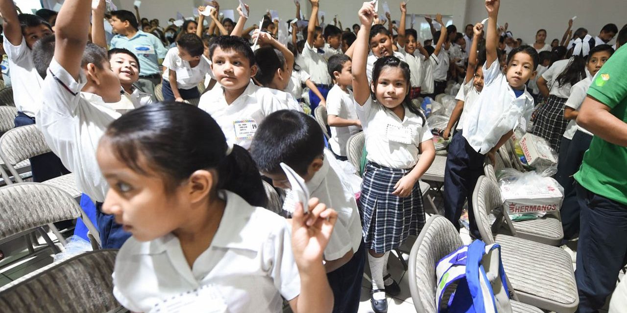 Con “Apadríname”, DIF Tuxpan  benefició a 2 mil 360 alumnos en 4 años
